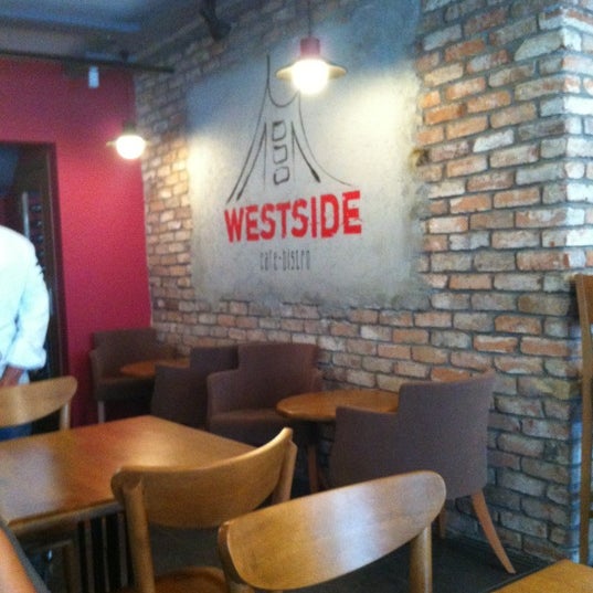 Foto diambil di Westside Cafe Bistro oleh Ebru G. pada 5/19/2012