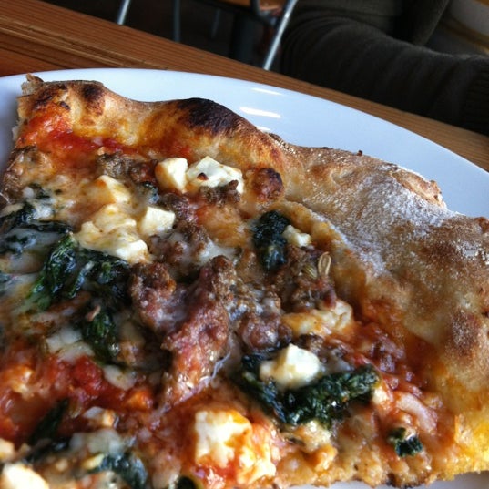 Foto tirada no(a) Pitfire Pizza por P G. em 5/12/2012