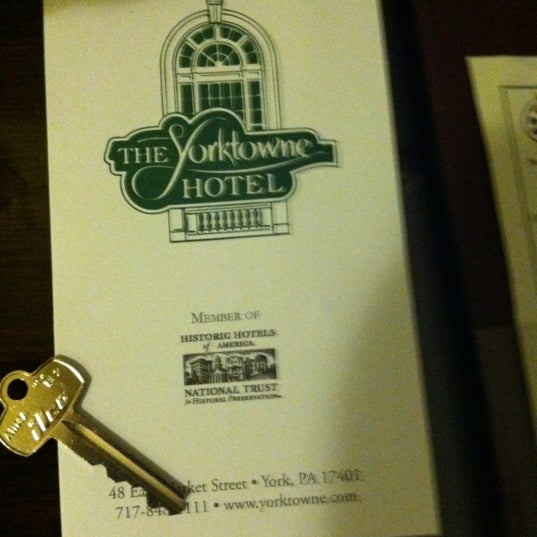 Foto tirada no(a) The Yorktowne Hotel por Catherine L. em 6/5/2012