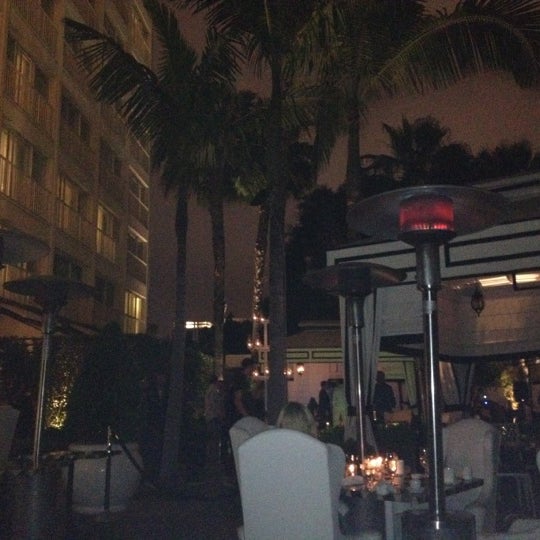 Photo taken at Cast Lounge at Viceroy Santa Monica by Vladimir S. on 5/20/2012