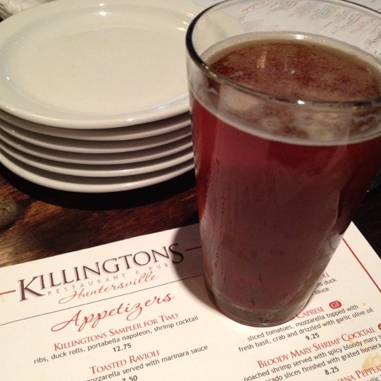 Das Foto wurde bei Killingtons Restaurant &amp; Pub von Jessica am 7/27/2012 aufgenommen