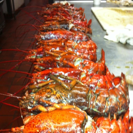 Снимок сделан в Chamberlains Fish Market Grill пользователем Chef S. 5/21/2012