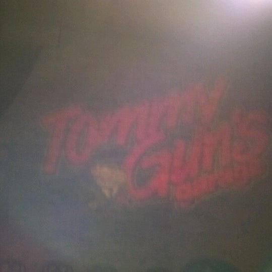 Foto tirada no(a) Tommy Gun&#39;s Garage por Kalena B. em 7/29/2012