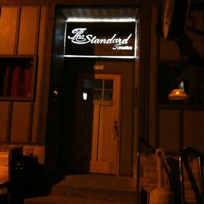 Foto tirada no(a) The Standard Tavern por Jim B. em 7/27/2012