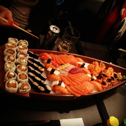 Foto diambil di Hadouken Sushi Bar oleh Vivian B. pada 6/27/2012