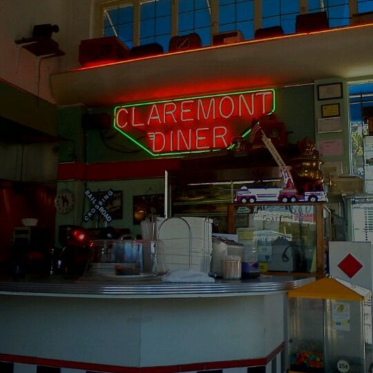 รูปภาพถ่ายที่ Claremont Diner โดย Nina Rossi K. เมื่อ 5/12/2012