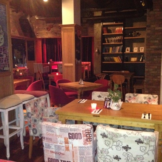 5/2/2012 tarihinde Mehmet T.ziyaretçi tarafından Cadde Restaurant &amp; Bar'de çekilen fotoğraf