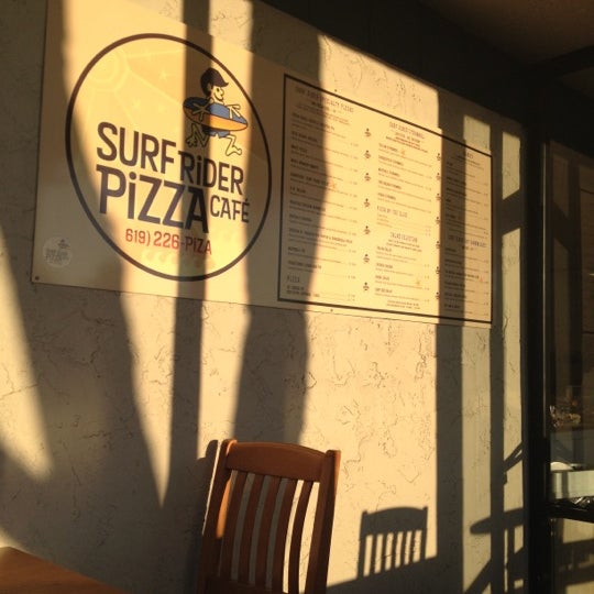 Foto tirada no(a) Surf Rider Pizza Cafe por Tom S. em 7/8/2012