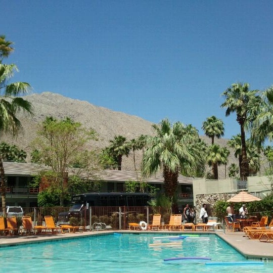 Foto tirada no(a) Caliente Tropics Resort Hotel por Kathy D. em 4/22/2012