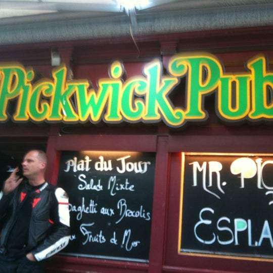 Photo taken at Mr Pickwick Pub by Alfredo B. on 6/18/2012