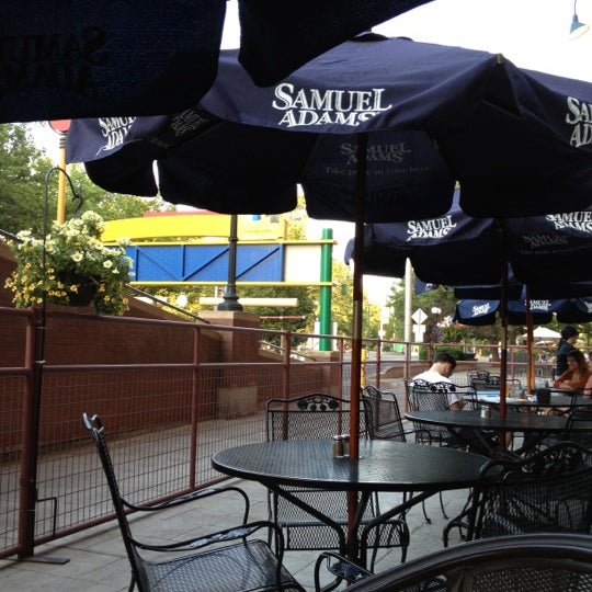 รูปภาพถ่ายที่ Rock City Grill โดย sandra m. เมื่อ 7/11/2012