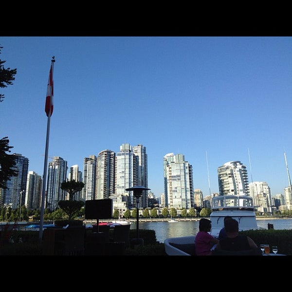 รูปภาพถ่ายที่ Dockside Restaurant โดย Billy H. เมื่อ 8/17/2012