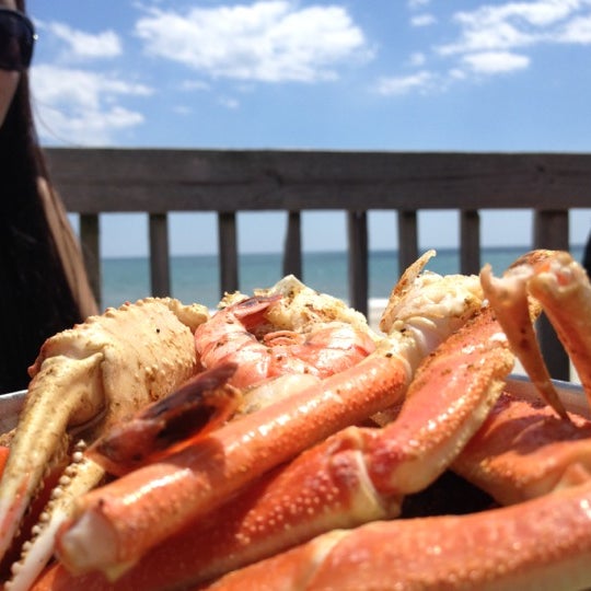 Foto scattata a Crab&#39;s Claw Oceanfront Caribbean Restaurant da Michael T. il 5/10/2012