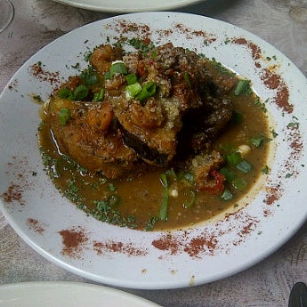 Das Foto wurde bei Olivier&#39;s Creole Restaurant in the French Quarter von Ravi W. am 2/10/2012 aufgenommen