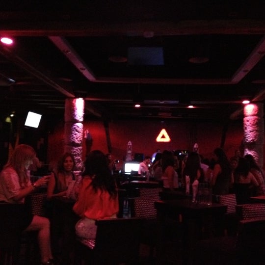รูปภาพถ่ายที่ Burton Bar โดย Enrique W. เมื่อ 6/16/2012