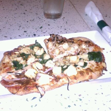 Foto diambil di Pizza Fusion of Westchase oleh Dan V. pada 3/2/2012