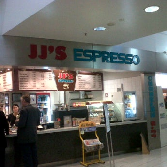 Foto diambil di JJ&#39;s Espresso Coffee and Bake oleh Puspita G. pada 6/3/2012
