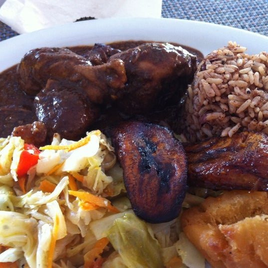 Foto scattata a Ackee Bamboo Jamaican Cuisine da Aminah C. il 8/9/2012
