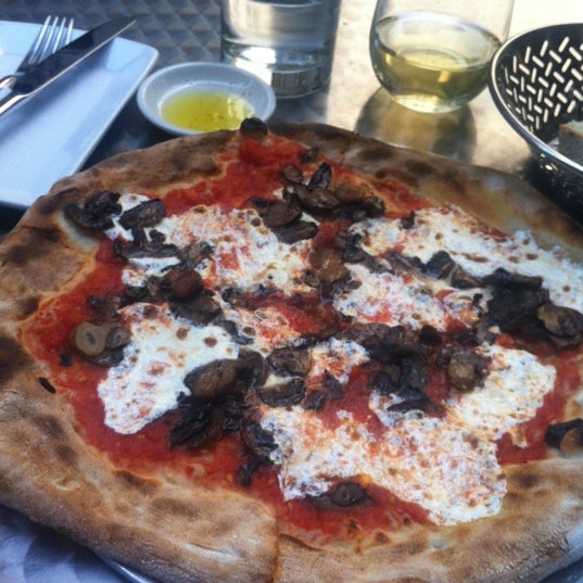 Foto tirada no(a) Naples 45 Ristorante e Pizzeria por Sylvia A. em 4/19/2012