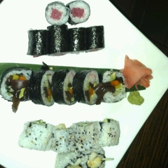 รูปภาพถ่ายที่ Usagi Ya Sushi &amp; Pan-Asian โดย Gregory C. เมื่อ 3/1/2012
