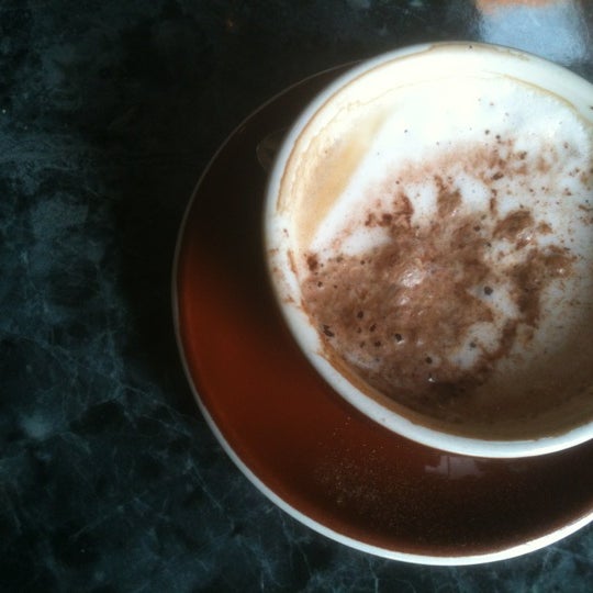 รูปภาพถ่ายที่ Caffe Trieste โดย Beth B. เมื่อ 4/2/2012