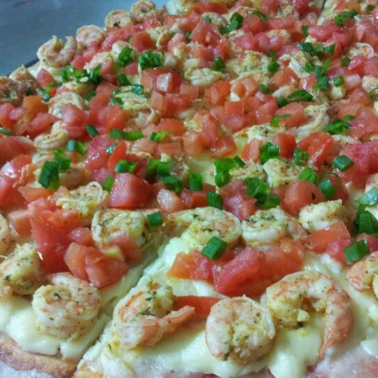 Photo taken at Vitrine da Pizza - Pizza em Pedaços by Fabricio O. on 5/17/2012