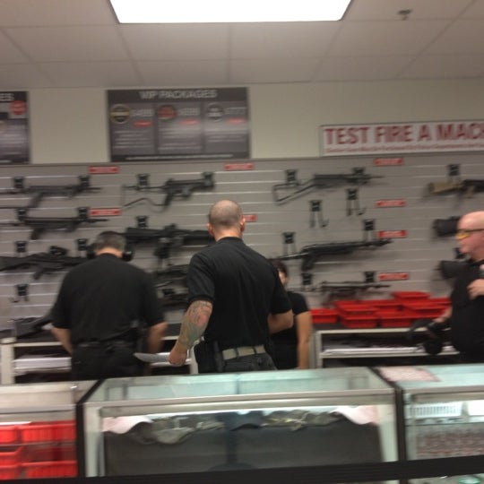 Foto scattata a The Gun Store da Chiniqua il 8/5/2012