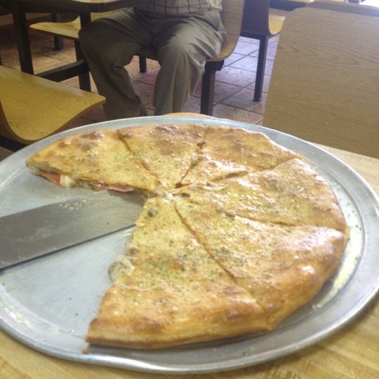 Foto diambil di Isabella&#39;s Pizza oleh Ardell B. pada 7/14/2012