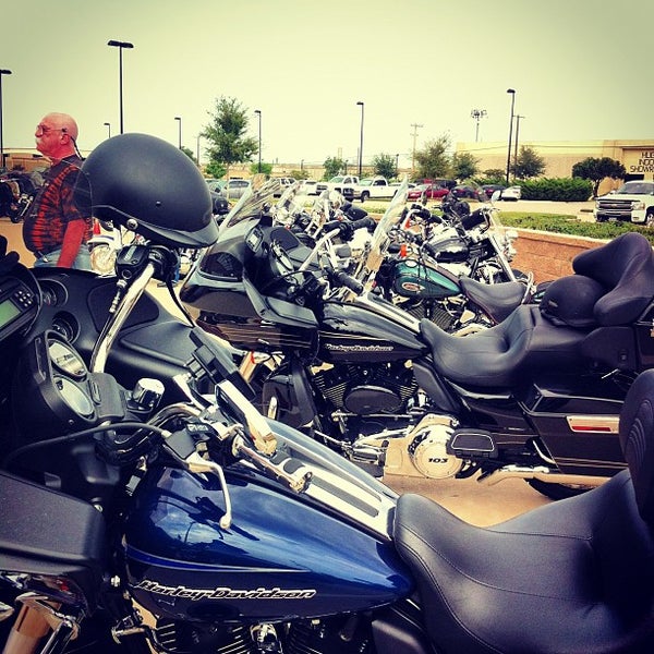 8/25/2012 tarihinde Odin C.ziyaretçi tarafından Maverick Harley-Davidson'de çekilen fotoğraf