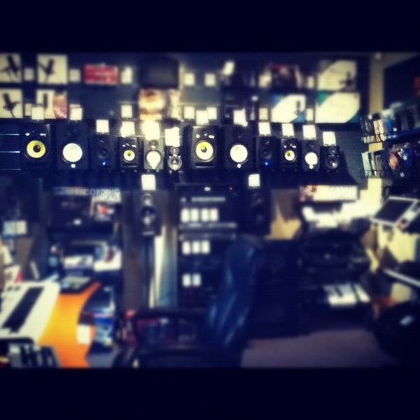 รูปภาพถ่ายที่ Long &amp; McQuade Musical Instruments โดย Justin G. เมื่อ 5/30/2012