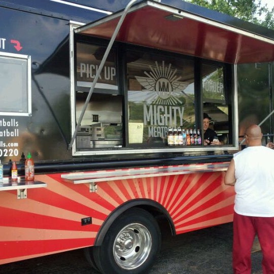 5/31/2012 tarihinde Erik L.ziyaretçi tarafından Atlanta Food Truck Park &amp; Market'de çekilen fotoğraf