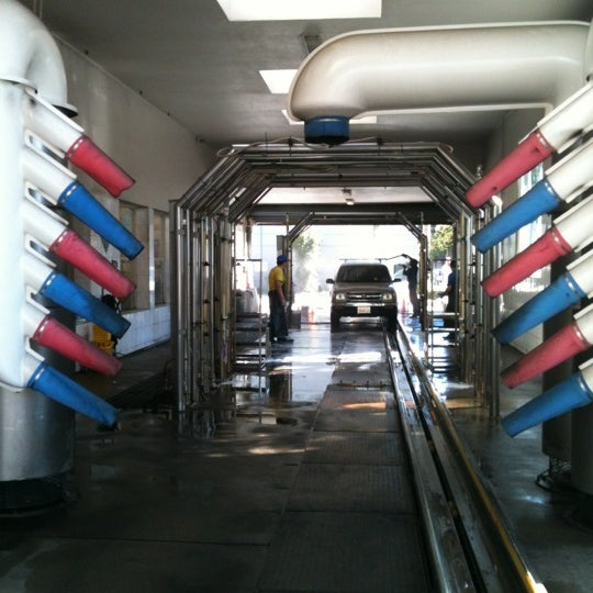 Foto scattata a Tower Car Wash da Jimmy W. il 6/10/2012