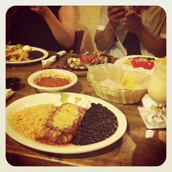 Снимок сделан в Taco Loco Mexican Restaurant, Catering, and Food Trucks пользователем Genesis V. 8/18/2012