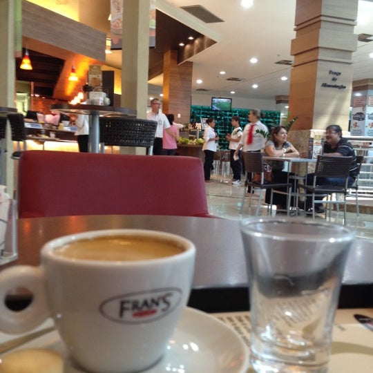 รูปภาพถ่ายที่ Fran&#39;s Café โดย Odival L. เมื่อ 8/21/2012