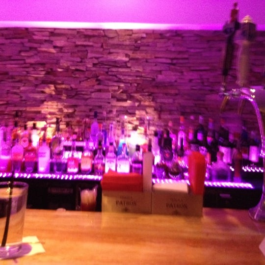 Das Foto wurde bei Vlora Bar and Restaurant von Valerie R. am 2/25/2012 aufgenommen