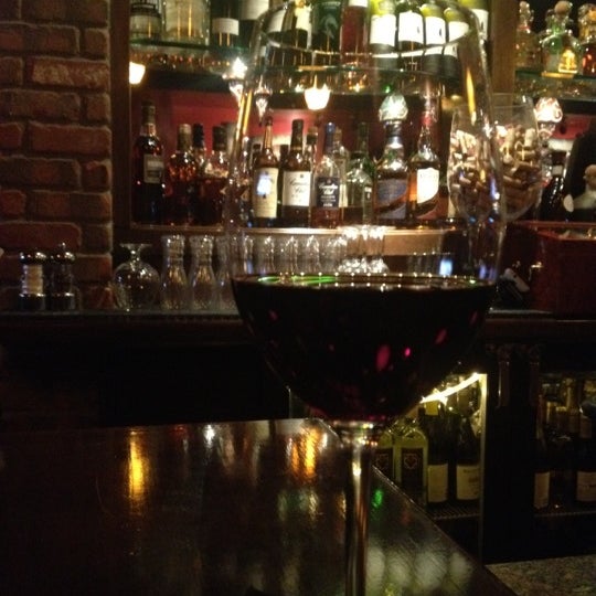5/19/2012 tarihinde Lollie S.ziyaretçi tarafından Double Helix Wine &amp; Whiskey Lounge'de çekilen fotoğraf