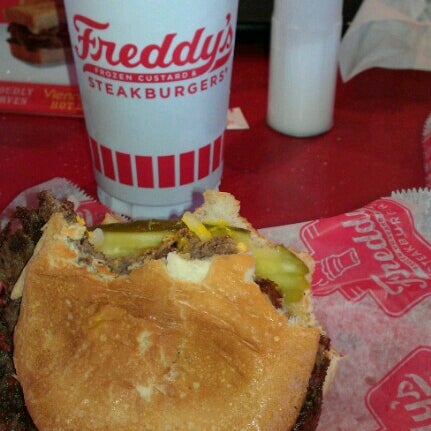 Das Foto wurde bei Freddy&#39;s Frozen Custard &amp; Steakburgers von Rick G. am 9/8/2012 aufgenommen