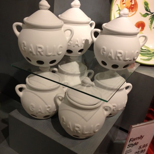 Photo taken at Crate &amp; Barrel by Jessica L. on 6/27/2012