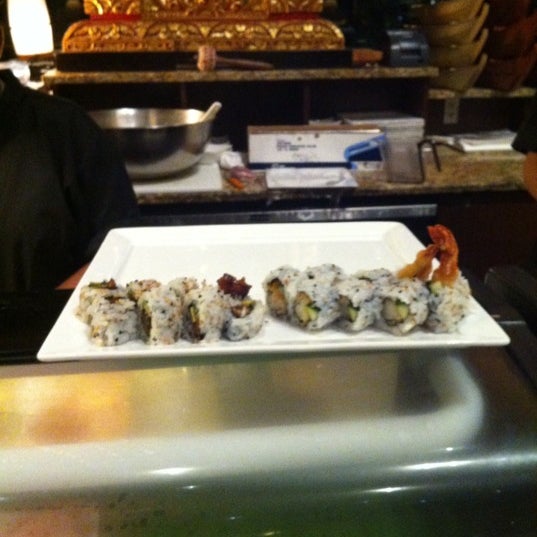 รูปภาพถ่ายที่ Blu Sushi โดย Michael B. เมื่อ 6/19/2012