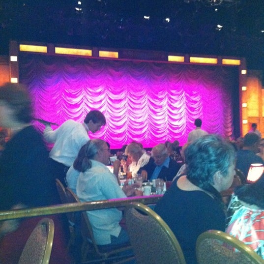 รูปภาพถ่ายที่ Broadway Palm Dinner Theatre โดย Kimberlyn B. เมื่อ 4/13/2012