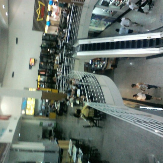 Foto tirada no(a) Shopping Avenida Center por Rafael M. em 8/12/2012