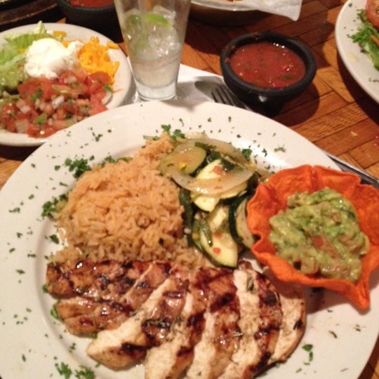 รูปภาพถ่ายที่ Desperados Mexican Restaurant โดย Abby W. เมื่อ 7/4/2012