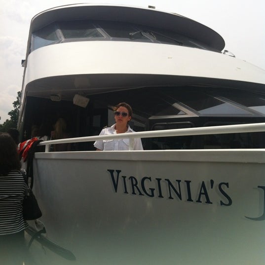 Foto tirada no(a) Capital Yacht Charters por 💋Micaela em 8/24/2012