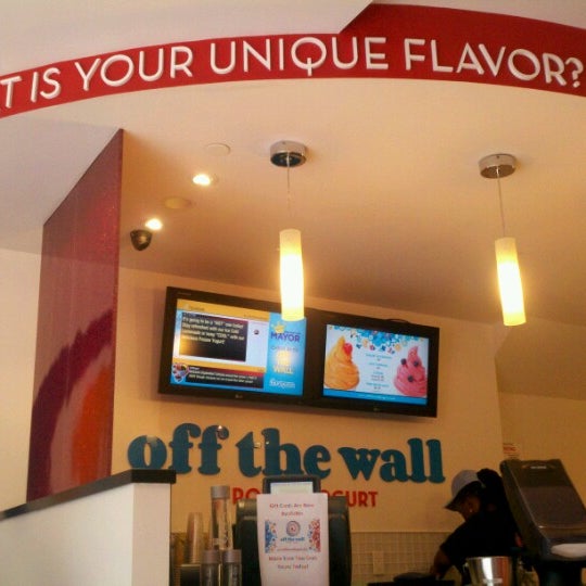 รูปภาพถ่ายที่ Off The Wall Frozen Yogurt โดย Jenn R. เมื่อ 9/2/2012