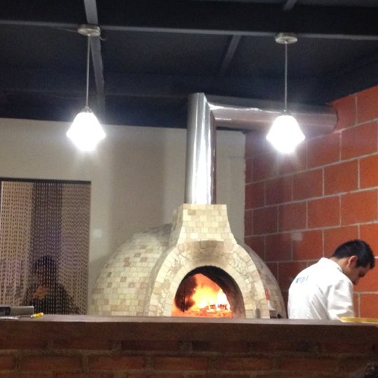 Photo taken at Italia al Forno (Pizzas a la Leña, Vinos, Bar) by Velvet on 6/23/2012