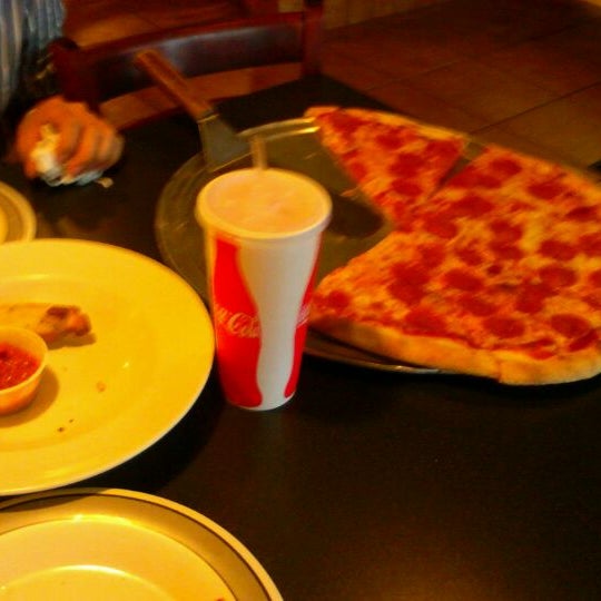 Das Foto wurde bei East Coast Pizza von Josh C. am 6/1/2012 aufgenommen