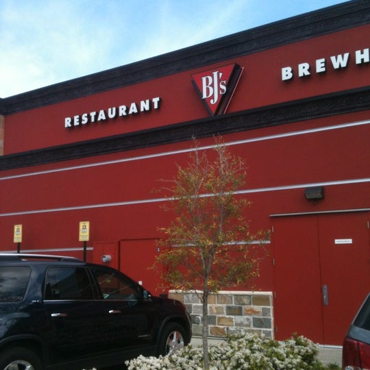 รูปภาพถ่ายที่ BJ&#39;s Restaurant &amp; Brewhouse โดย Debbie L. เมื่อ 3/17/2012