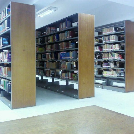 รูปภาพถ่ายที่ BCZM - Biblioteca Central Zila Mamede โดย Ana Paula S. เมื่อ 3/10/2012