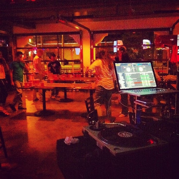 Снимок сделан в Coronado Firehouse Bar &amp; Grill пользователем DJ JOSH L. 7/20/2012