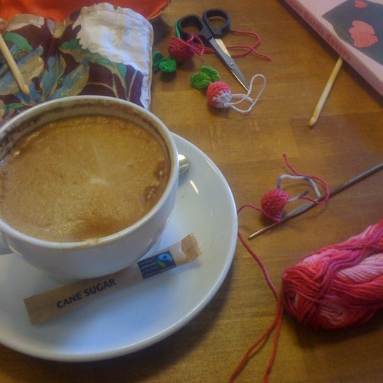 Foto diambil di Brewsmiths Coffee &amp; Tea oleh Francine S. pada 5/25/2012